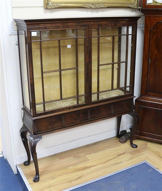 A display cabinet W.117cm